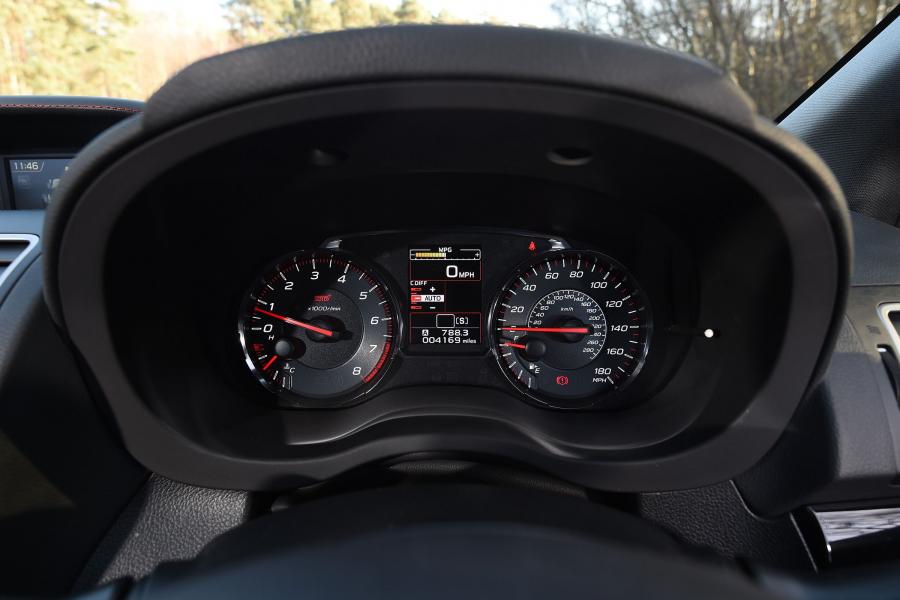 Панель приборов Subaru WRX STI Final Edition 2018 года  (UK) (фото 7 из 14)